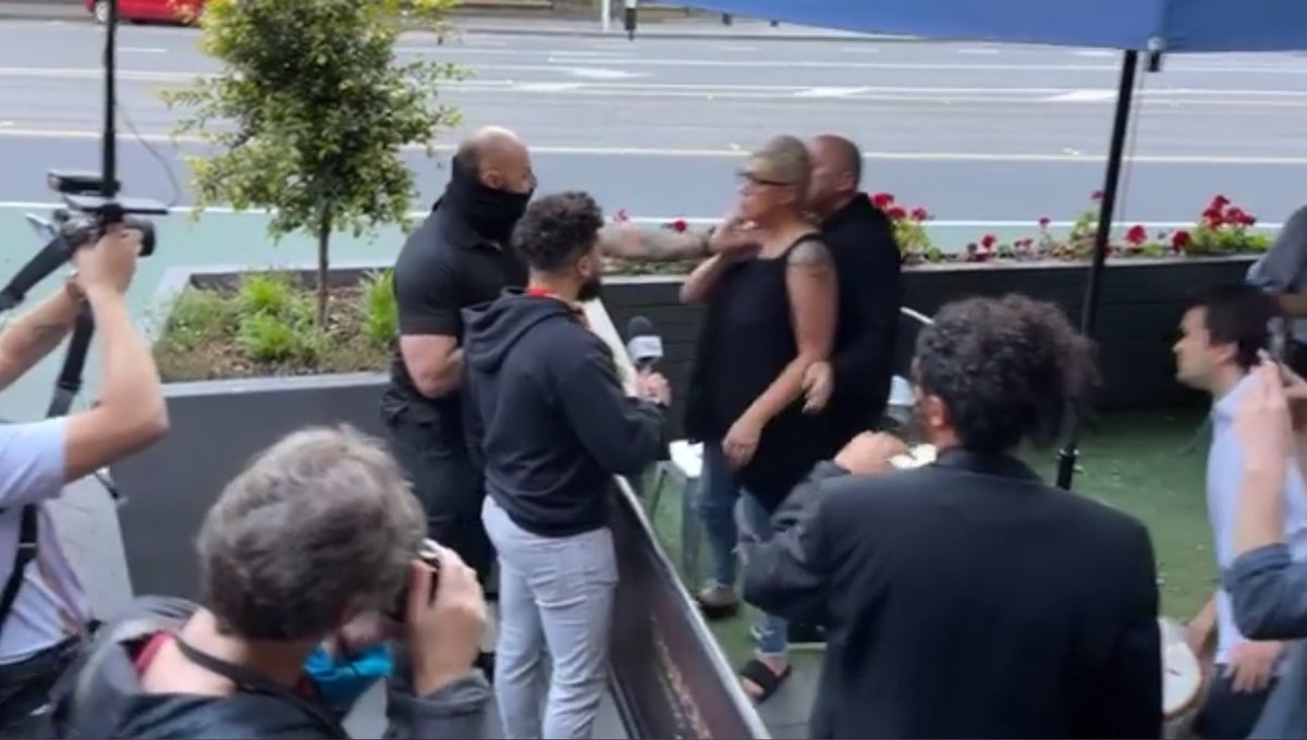 LabourwaveMELB's tweet photo. So Avi Yemini's 'bodyguard' Daniel Jones is obviously getting off over physically attacking women just like his sugar daddy Avi.
Here's him saying he wants to hang people.
Him with a neonazi.
And him yesterday pushing a woman by the throat. https://t.co/g1VXtWVST7