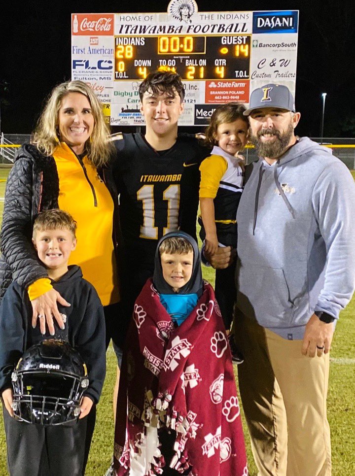 MamaJAWalters's tweet photo. DIVISION CHAMPS BABY! Our Indians and my #11 played an amazing game! Proud to be an Indian!🖤💛🏈 #BrysonCade #Walterscrew #playinforPop https://t.co/L6pGClHu5u