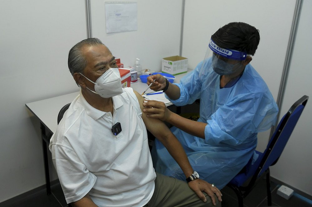 KKMPutrajaya's tweet photo. National Recovery Council chairman Tan Sri Muhyiddin Yassin and wife Puan Sri Noorainee Abdul Rahman received Covid-19 booster dose injections at the Axiata Arena vaccination centre (PPV) Bukit Jalil, today.

#BoosterShots https://t.co/q0oDbqHm3L