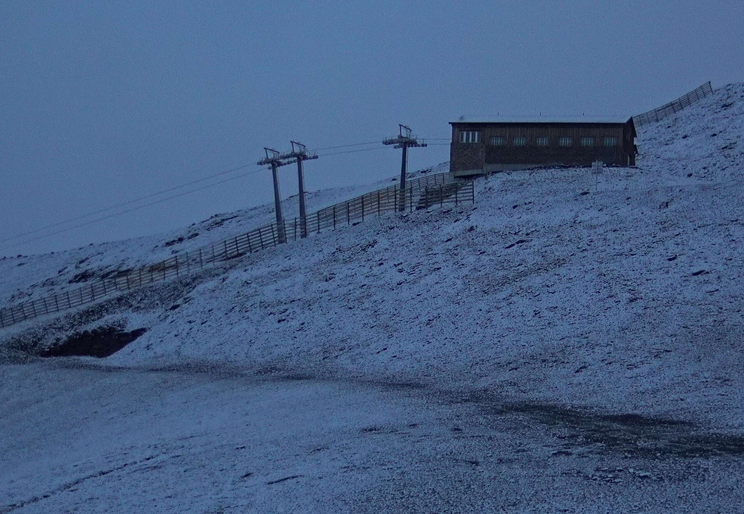MeteoSN's tweet photo. ➡‼Yeah‼. La primera nevada de la temporada en #SierraNevada.
❄👏🔝
La alegria que da levantarse y ver estas primeras nieves.

#nieve #precipitacion #meteo #otoño #granada https://t.co/NJBchWMXzS