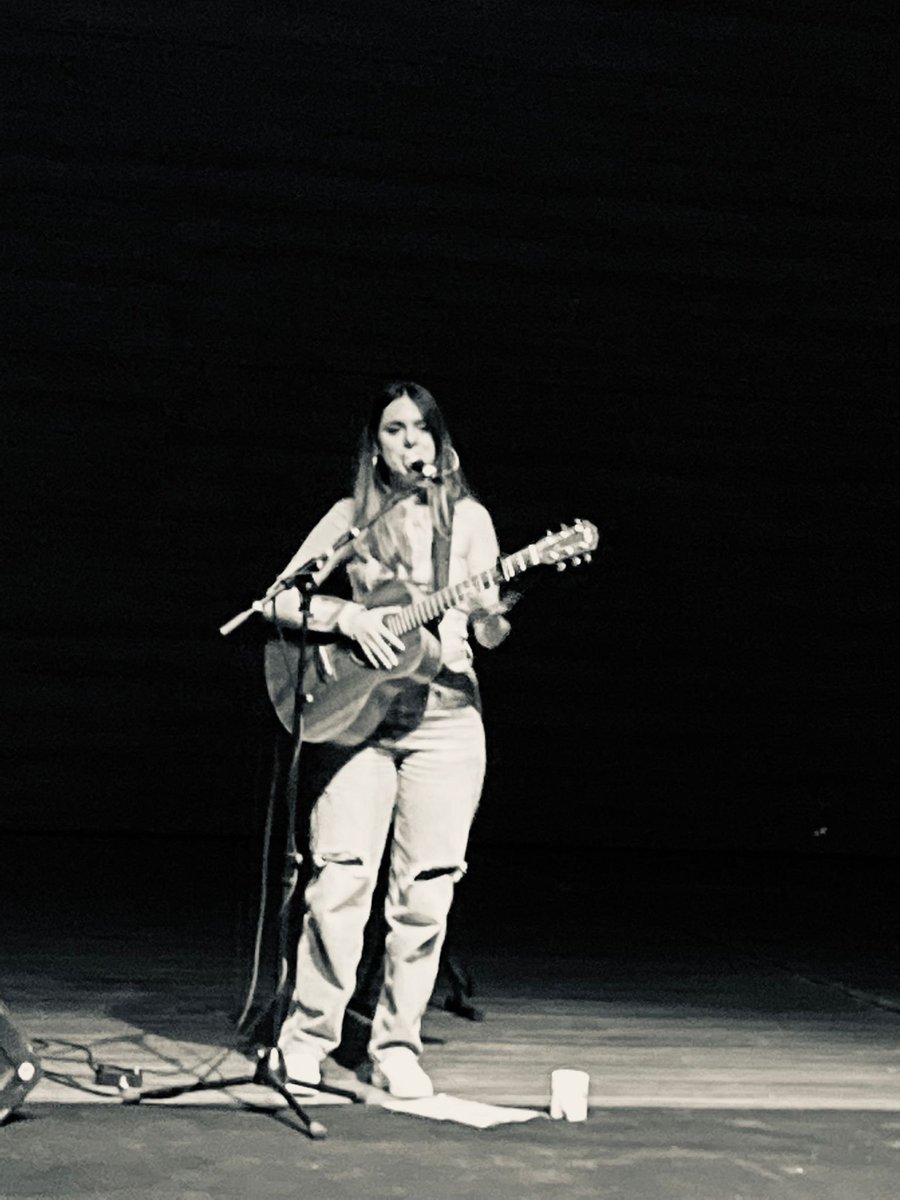 AcpvAlacant's tweet photo. Quina meravella de concert amb @socesther 😍 una dolça veu i un gran talent‼️Moltes gràcies per acompanyar-nos anit😊

👉I no oblideu que hui i demà continua el @ClimaFest amb un munt de tallers, activitats i xarrades en defensa del medi ambient🌍 https://t.co/oN1jzZMWyp