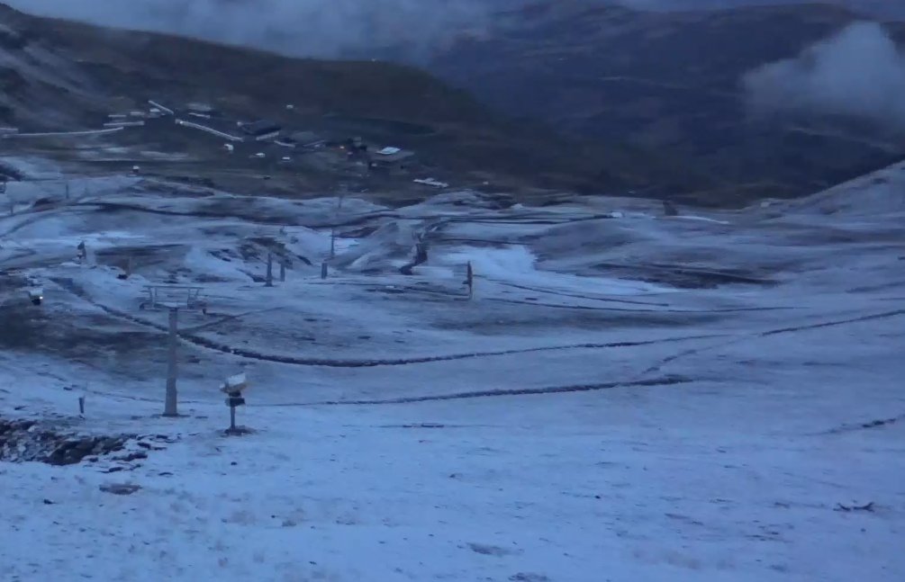 MeteoSN's tweet photo. ➡‼Yeah‼. La primera nevada de la temporada en #SierraNevada.
❄👏🔝
La alegria que da levantarse y ver estas primeras nieves.

#nieve #precipitacion #meteo #otoño #granada https://t.co/NJBchWMXzS