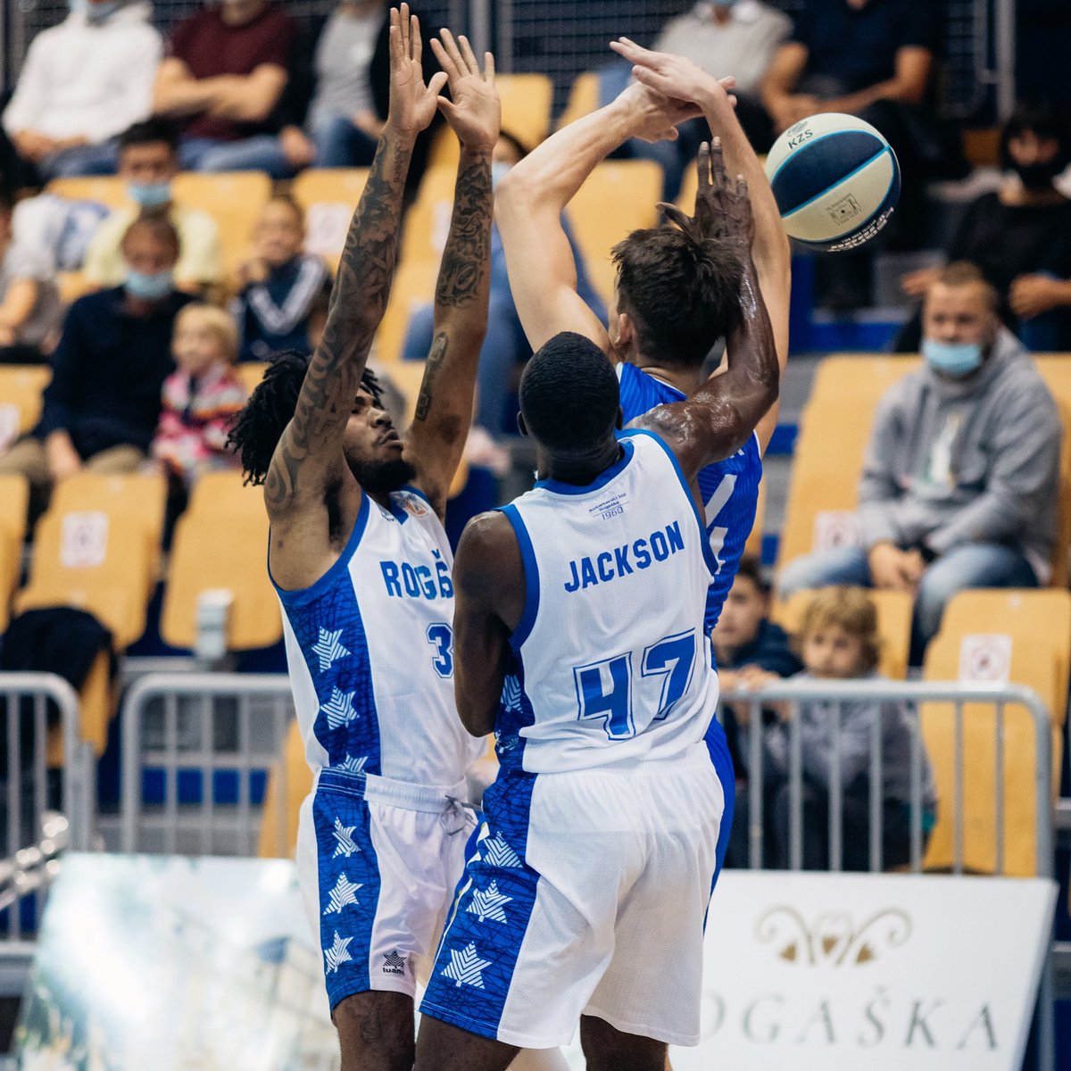 Na hitro ponovimo vse, kar morate vedeti pred današnjo tekmo z <a href="/KDIlirija/">Košarkarski klub Ilirija</a>:
◦ za vstop v dvorano je potrebno izpolnjevati PCT pogoj,
◦ brezplačen vstop za vse člane mlajših selekcij in otroke do 10. leta, cene vstopnic ostajajo enake,
◦ spletni prenos na YouTube <a href="/kzs_si/">Košarkarska zveza SIovenije</a>