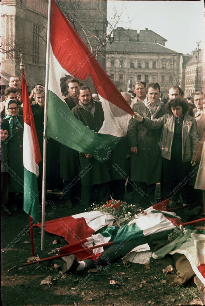 MacaristanBE's tweet photo. 65 sene önce Özgürlük için bayrağımızı açtık, sovyet sembollerden, baskıdan ve komünist ideolojiden kurtulmak istedik. 1956 İhtilalımızın kahramanlarını unutmayacağız! https://t.co/kSF4GIXupu