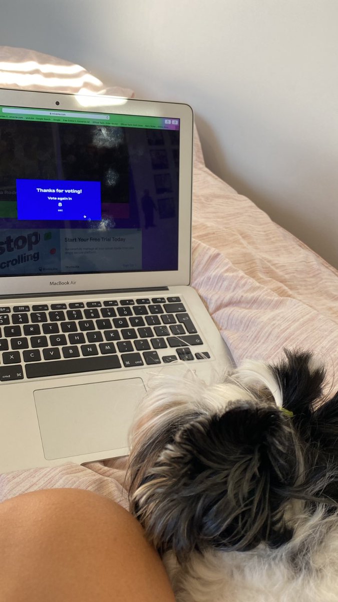 13taylaswiff's tweet photo. miley’s voting for #ARIAsTaylorSwift #TaylorSwift #RedTaylorsVersion #ItsRedSeason #9YearsOfRED https://t.co/Gcc5tC3I3H