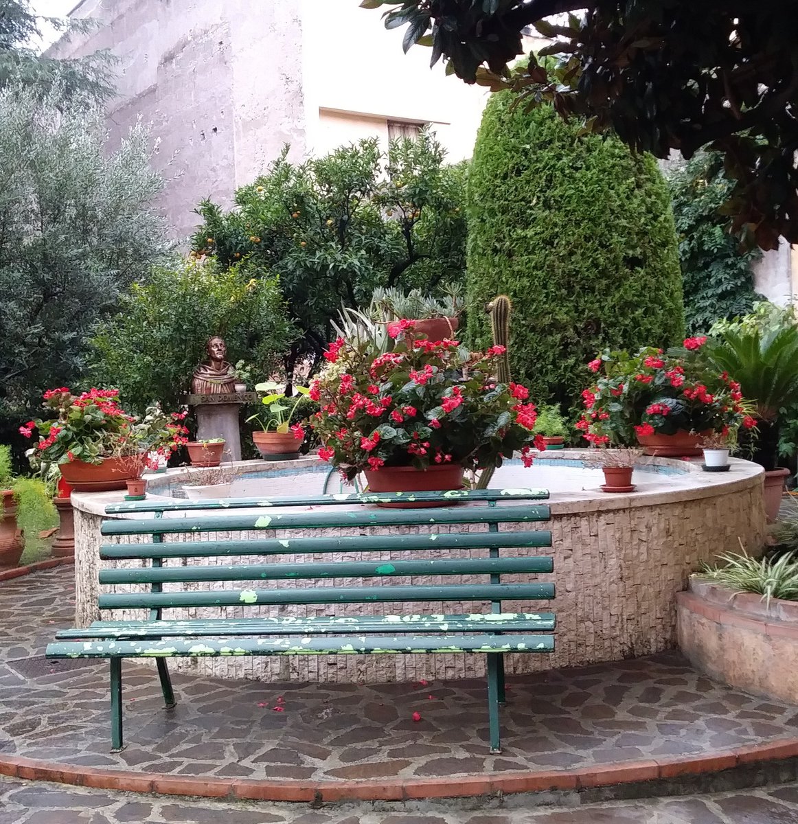 srmcarla's tweet photo. #ore9
Piove. Sembra un sabato destinato a restare senza sole... La panchina solitaria attende invano compagnia, ma la rallegra il rosso dei fiori.
Scenda ogni benedizione sulla giornata di ognuno/a! https://t.co/D9hkjjigip