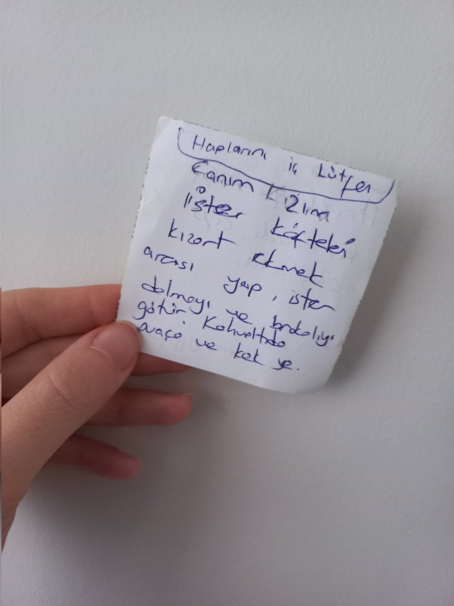 Güne böyle bir notla başlamak. Yaşımın 25 olduğunu söylememe gerek var mı bilmiyorum ahsgshha  ama gözünde hala küçük bir kız çocuğuyum. Anam canım anam.

#anne #canimannem #kesfet