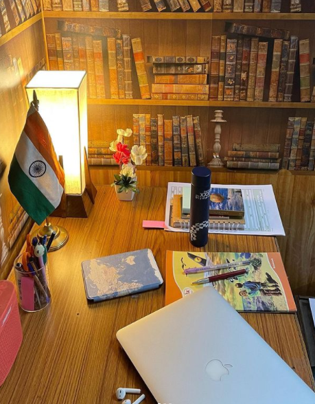 LondonU's tweet photo. This student’s desk is tidy, organised and looks like the perfect space to learn in. We’d love to see where you study! Post your picture with #UoLStudySpace and you might see it on our feed. https://t.co/zZtYCqrul3