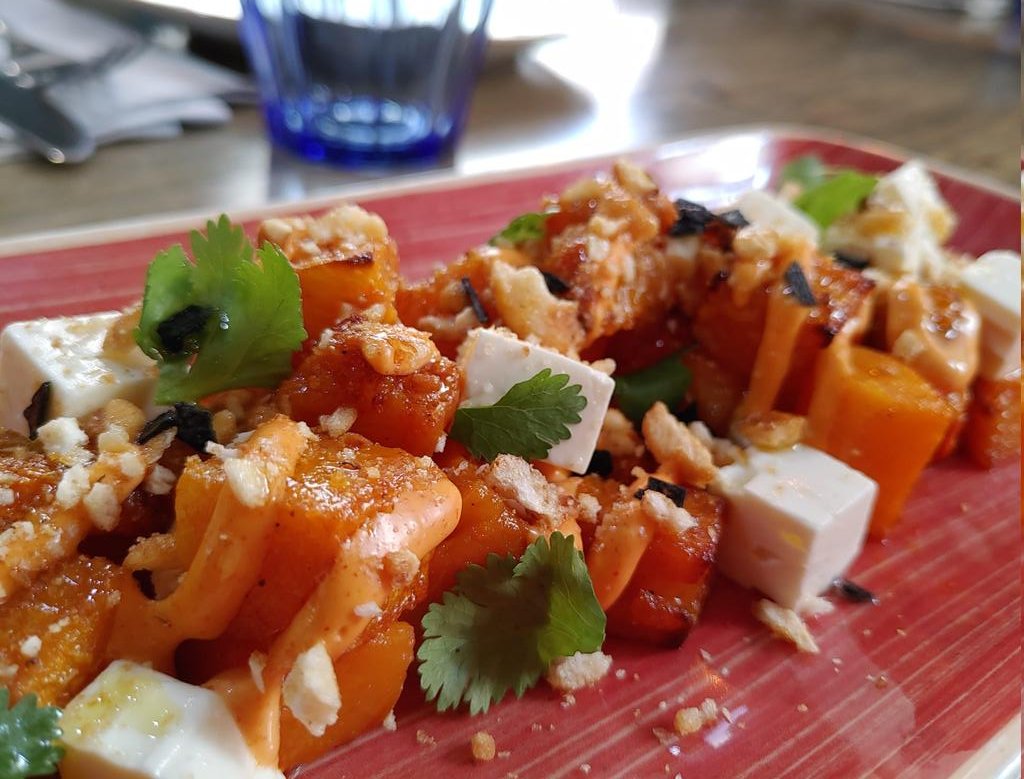 🎃 Nuevo 🎃 

Calabaza asada con mayonesa de guindilla fermentada, queso feta y cilantro.

¡Obligatorio este fin de semana!

¿Que maridaje imposible nos recomendará @raulgrapes ?