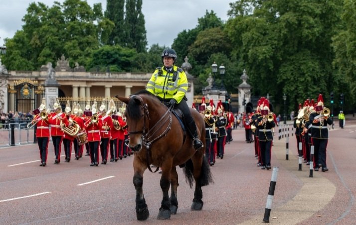 Not mischief but just me doing my thing. I was always proud to lead a band especially @HCav1660  even if they wouldn't let me try their drums 🐴🥁 #changingtheguard *credit to The Mall snappers 📸