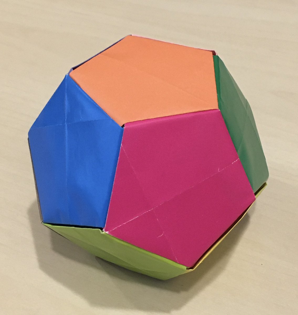 jy_labouche's tweet image. #origami #modulaire #dodécaèdre
Parce qu&apos;il n&apos;y a pas que la découpeuse numérique pour faire de jolis solides en papier...