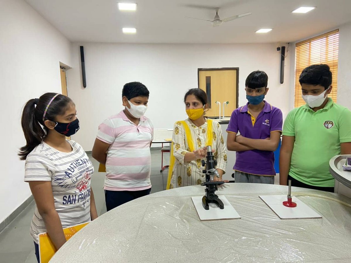 BHIS_official's tweet photo. Grade 7CB
Lab Activity - Science (Biology)
Study of Compound Microscope and Observation of Permanent slides - Human Blood smear (RBCs And WBCs), Xylem, and Phloem tissue.
#labactivity #science #biology #microscope #students #teacher #bhiskanpur #umakrishnaeducationalfoundation https://t.co/YGShC217Xw