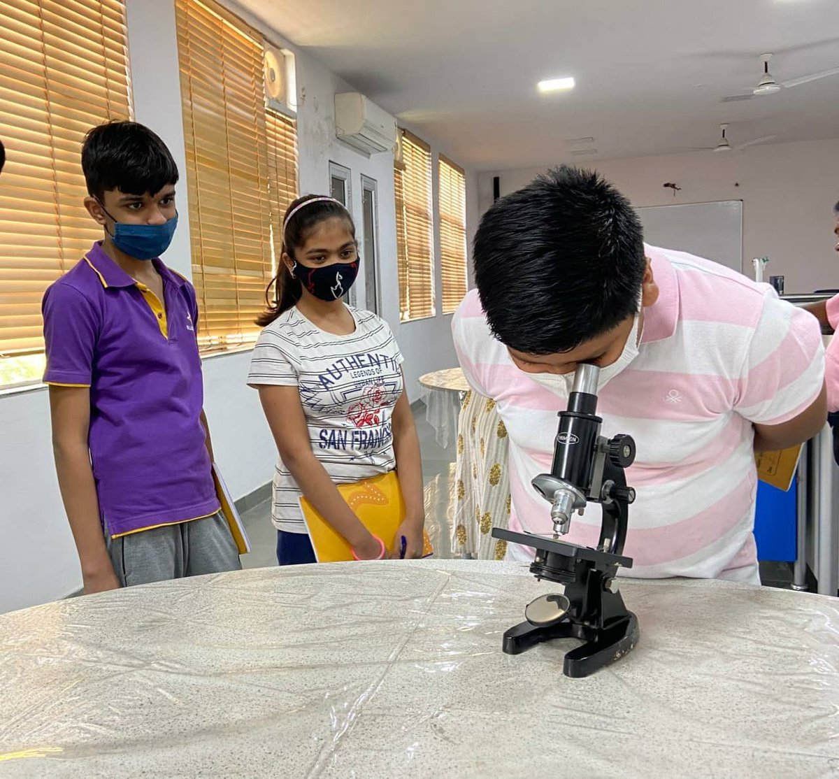 BHIS_official's tweet photo. Grade 7CB
Lab Activity - Science (Biology)
Study of Compound Microscope and Observation of Permanent slides - Human Blood smear (RBCs And WBCs), Xylem, and Phloem tissue.
#labactivity #science #biology #microscope #students #teacher #bhiskanpur #umakrishnaeducationalfoundation https://t.co/YGShC217Xw