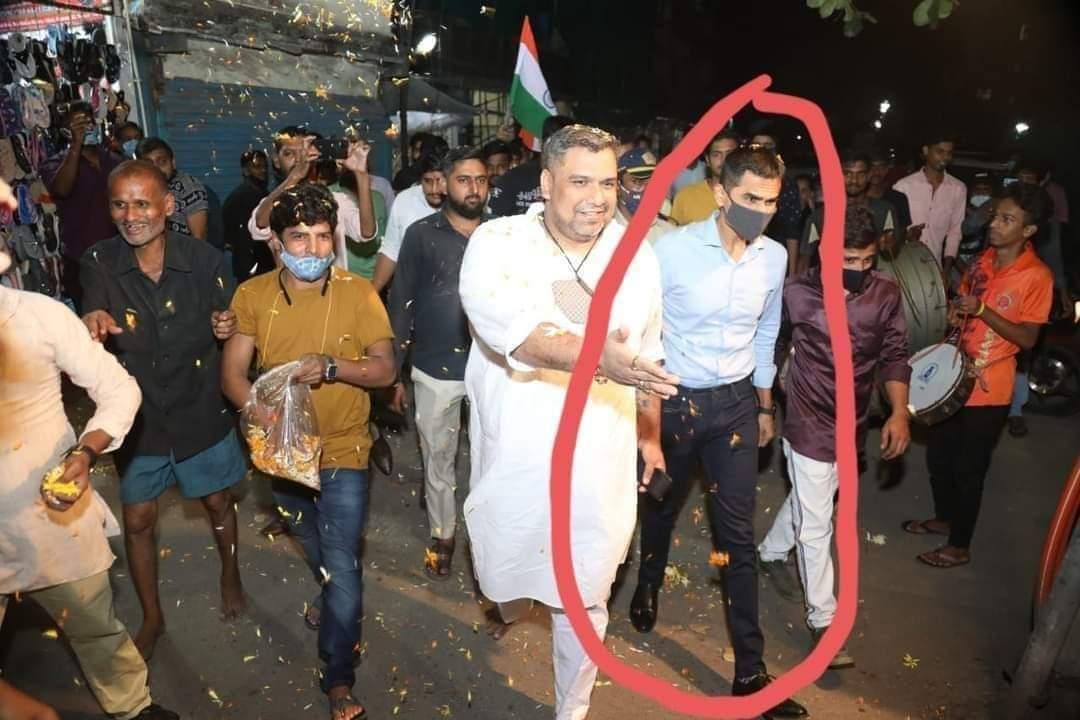 sdtiwari's tweet photo. #ईमानदार NCB अधिकारी है #समीर वानखेड़े जो #आर्यन #ऐजाज जैसे चरसी लोगो को जेल भेजवाया।
#मुम्बई में ही रह कर #बॉलीवुड के चरसी लोगो के खिलाफ मुहिम छेड़े है पर बॉलीवुड #गैंग टूट पड़ा है समीर वानखेड़े के खिलाफ आइये इस post के माध्यम से समीर वानखेड़े जैसे अधिकारी को अपना #समर्थन दें! https://t.co/kablFkznxN