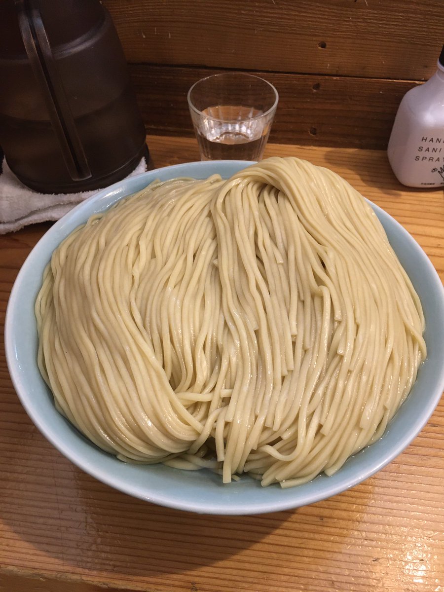 _okuten_'s tweet photo. 麺屋鈴春
特製塩つけ麺(帆立油、麺量申請1.1㌔)+愛情

身体を整えて注文したら、まさかの茹で前1.5㌔😳普通の大盛以上に盛られました🤣
帆立油と山椒油、そして第3のつけ汁である超濃厚昆布水を駆使した味変で、なんとかKKごちそうさまでした🙏
本日も無事登頂できて、気分が晴れやかです⛰ https://t.co/wSKfRLGPJS
