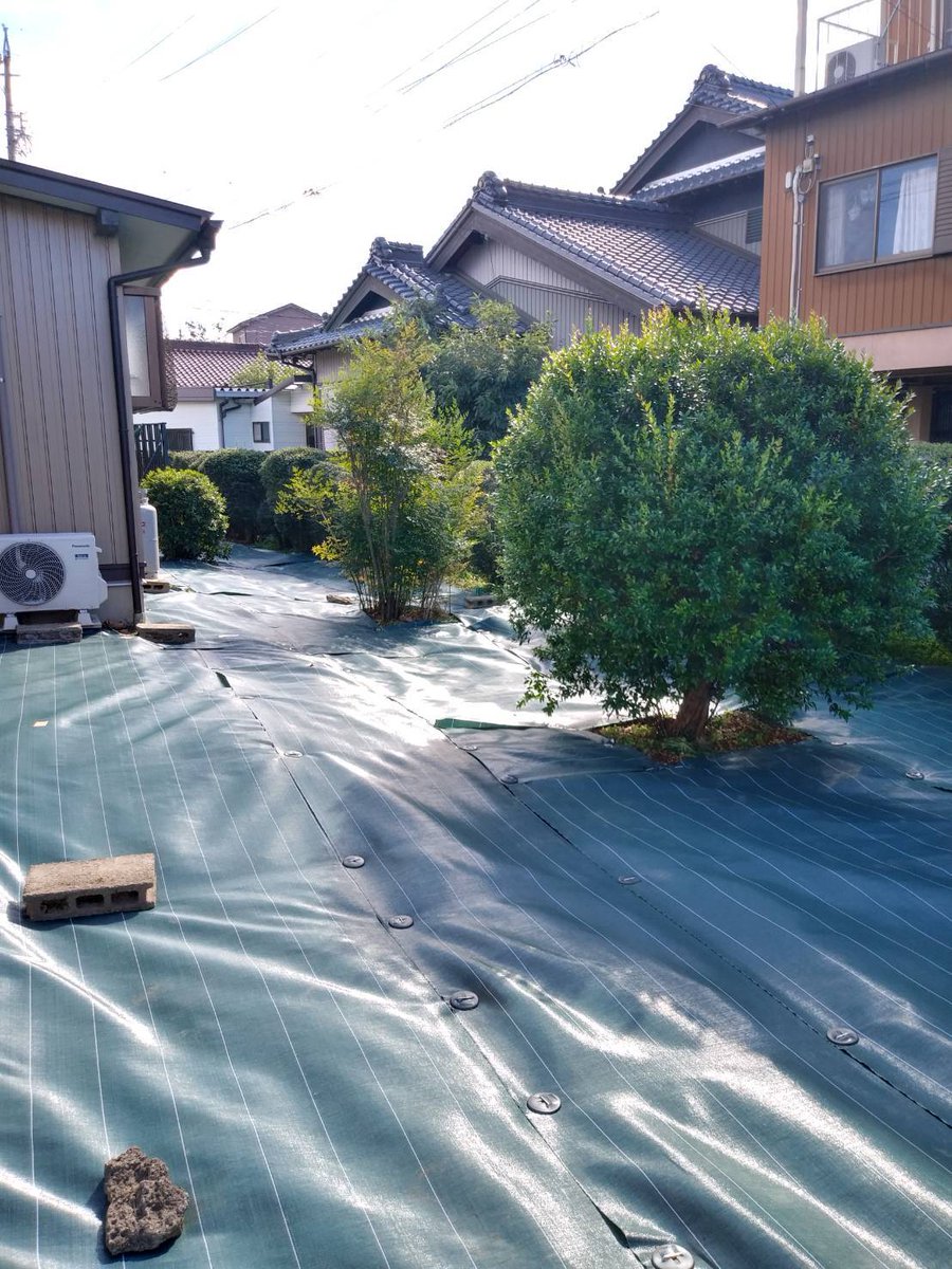 interbenry's tweet photo. 一宮市重吉にて
防草シートを
敷かせて頂きました！

ご自宅の雑草・雑木で
お困りの方は
ぜひ、
ベンリーにお任せください！

防草シー���も
耐用年数3～最大10年まで
ご予算・ご要望に応じて
各種取り揃えております！

#一宮 #岩倉 #江南 #草刈 #除草剤 #草抜 #ザバーン #造園 #園芸 #剪定 https://t.co/yjVSIIMqWR
