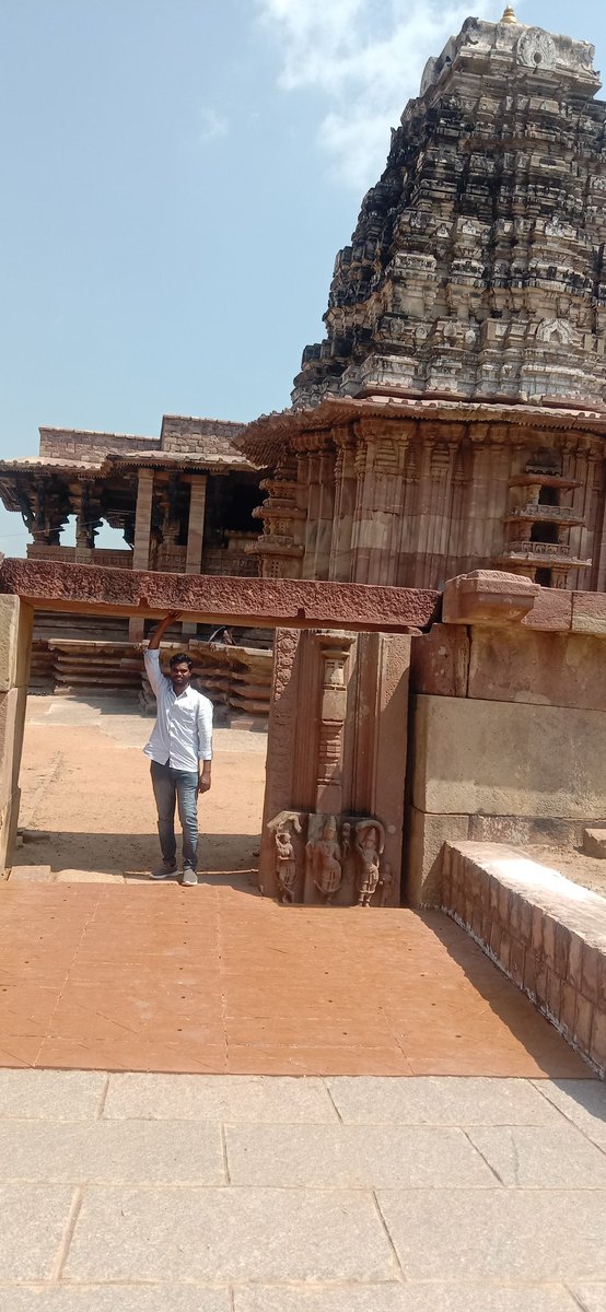 GaneshSre's tweet photo. కాకతీయ సామ్రాజ్యపు సైన్యాధిపతి రెచర్ల రుద్రుడు కట్టించిన అద్భుతమైన కళా ఖండము రామప్ప శిల్పి చేత చెక్కబడిన రామలింగేశ్వర స్వామి ఆలయం
#Ramappa Temple https://t.co/D2B8X0YOxI