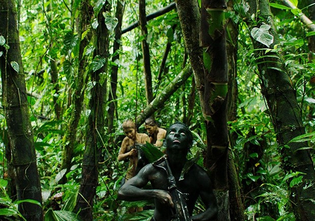 『MONOS 猿と呼ばれし者たち』

圧倒的。コロンビアの森奥に暮らす、8人の少年少女ゲリラ兵、囚われの女性博士。

訓練、戦闘、仄かな情欲。雲下に煌めく砲火と、連絡将校のみにより感覚される外部世界。逃走、嫉妬、狂奔。

『蠅の王』の膂力と、映像音響の洗練。
色々破綻してる語り口、ゆえの稠密。