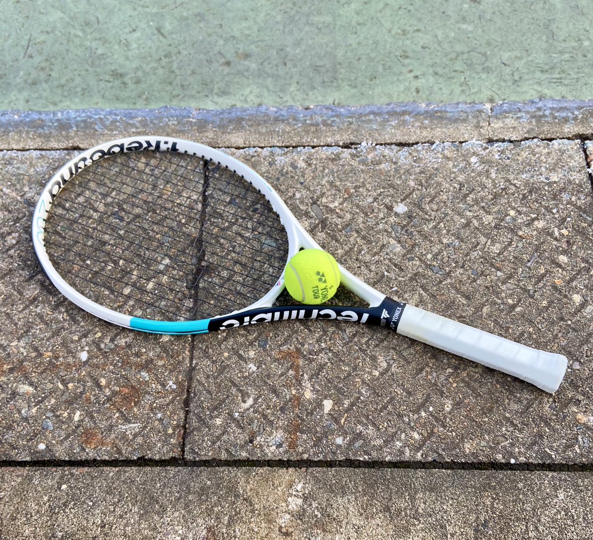 bilbaosanmames's tweet photo. 🎾初めてのストリングで壁打ち
#tecnifibre
#TGV125
#TRebound
#ストリング比較
#Xoneバイフェイズ
#TFightXTC https://t.co/Um8CUubDD8