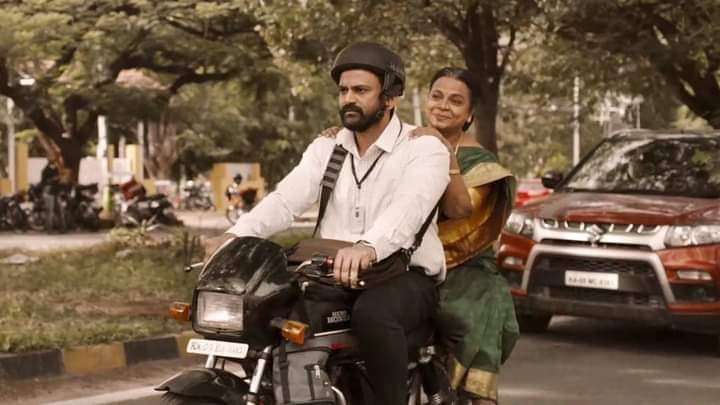 shetty_rishab's tweet photo. ರತ್ನನ ಪಯಣ, ಭಾವನೆಗಳ ಸಮಾಗಮ, ಸರೋಜಮ್ಮನ ಮಾತುಗಳು, ಯಲ್ಲಮ್ಮನ ಮಮತೆ, ಮಯೂರಿಯ ಕಥೆ, ಉಡಾಳ್ ಬಾಬುರಾವ್ ನಟನೆ, ಅಜ್ಜು ಸಂಗೀತ, ಶ್ರೀಷ ಕುಡುವಳ್ಳಿ ಛಾಯಾಗ್ರಹಣ, ರೋಹಿತ್ ನಿರ್ದೇಶನ, ಇಡೀ ತಂಡದ ಶ್ರಮ - ಇದೆಲ್ಲಾ ಸೇರಿದ ಪ್ರಪಂಚ ಅಧ್ಭುತವಾಗಿದೆ, ಭಾವನಾತ್ಮಕ ಅನುಭವವಾಗಿದೆ, "ರತ್ನನ್  ಪ್ರಪಂಚ" ವಾಗಿದೆ. 
#RathnanPrapancha #AmazonPrime https://t.co/GO0ByZMURg