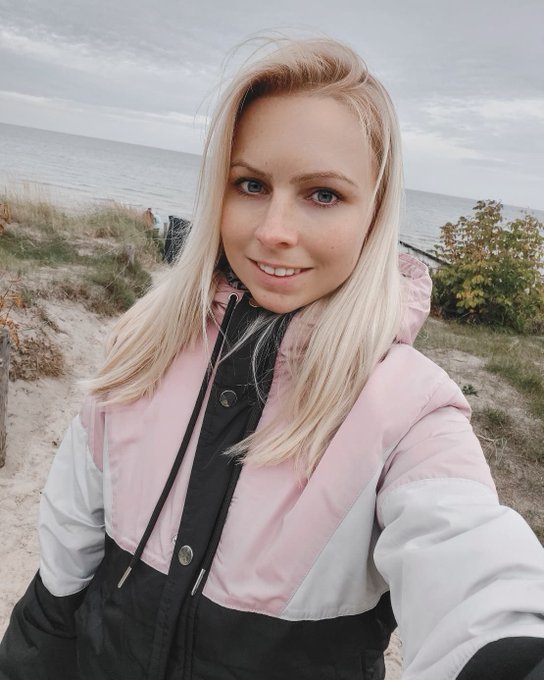 L&auml;nger nichts getwittert. Sorry ich war einfach mega krank. Heute ist der erste Tag der Besserung. Bald<a href="/tag/beautiful"class="tags"><span>#beautiful</span></a><a href="/tag/girl"class="tags"><span>#girl</span></a><a href="/tag/blondhair"class="tags"><span>#blondhair</span></a><a href="/tag/ill"class="tags"><span>#ill</span></a><a href="/tag/stream"class="tags"><span>#stream</span></a><a href="/tag/whitesmile"class="tags"><span>#whitesmile</span></a>