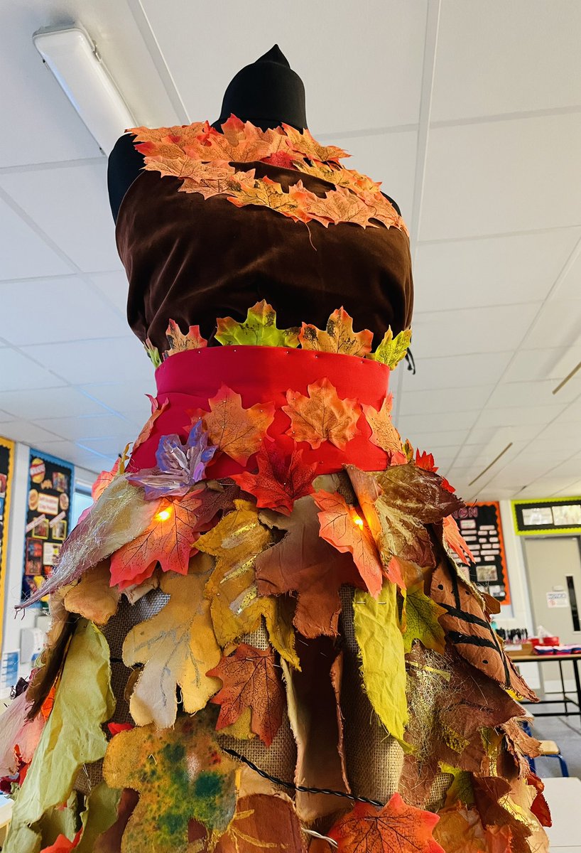 MrsWoodTextiles's tweet photo. Happy Autumn Half term!!
Our Open Evening Leaf Dress looked spectacular with help from so many students! @SummerhillSch #Autumn #textiles https://t.co/f8zsDpFjVx