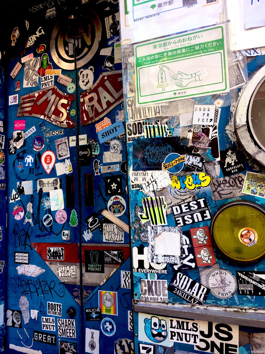 SHIBjpn's tweet photo. $SHIB
This is an Irish bar in Roppongi🗼🇯🇵 The ceiling is covered with banknotes, business cards and photographs from all over the world, giving the bar a very international feel👱🧑🏾🦱👱🏻♀️🧔🏽♀️👩🏻🦳🧔🏾♂️👩🏿🦱🍻
#六本木交差点 #外人に人気バー
#Trainbar #mistralbleu
#ワンドリンク500円 #立飲み https://t.co/cIml2Wwp2L