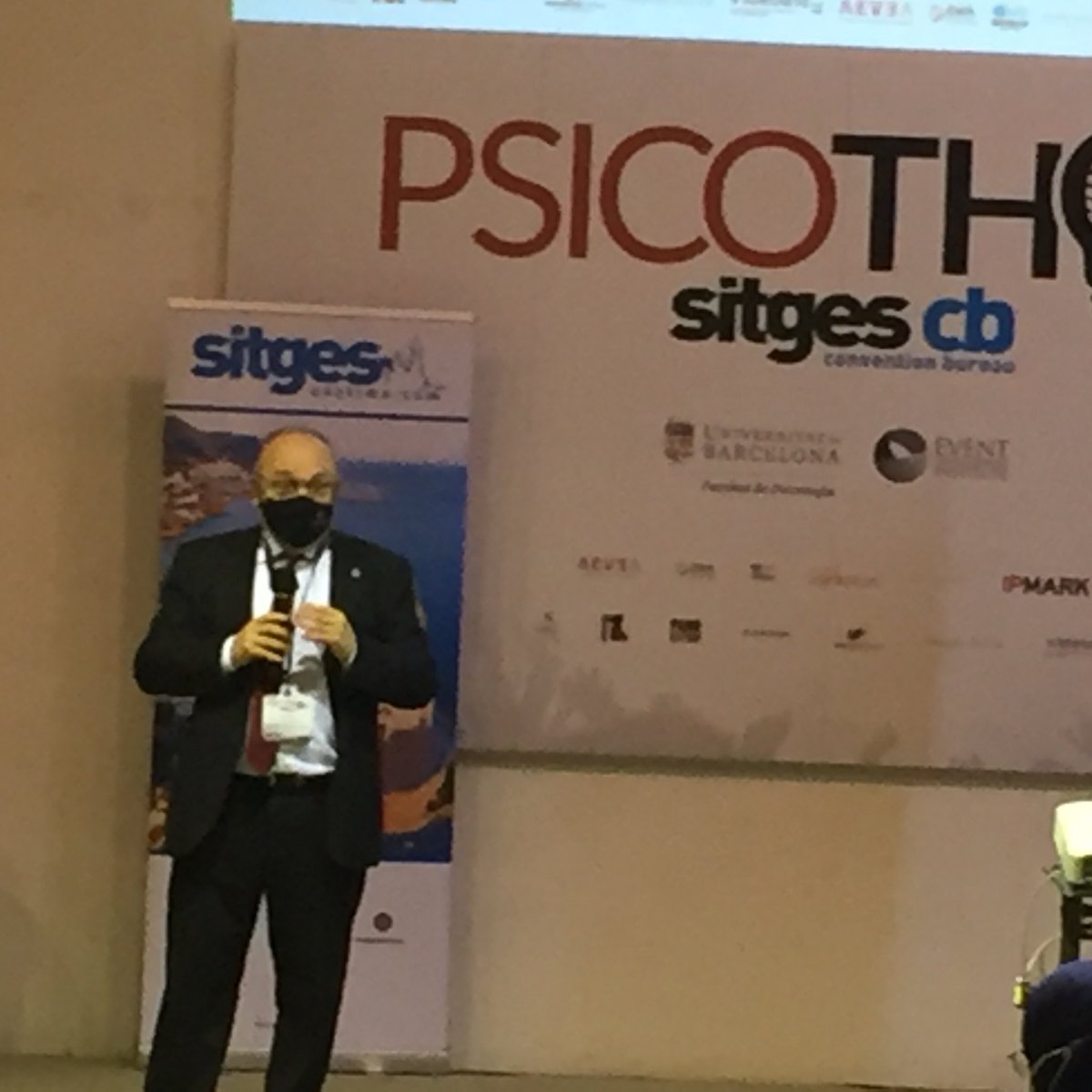 SitgesCb's tweet photo. Comença Psicothon la primera marató a escala mundial investigadora sobre la comunicació en viu i els esdeveniments i patrocinada per @SitgesCb a la @UniBarcelona @RaimondTorrents Antonio Solana Degà de la Facultat i #SitgesCB https://t.co/wzQBxLg8aq