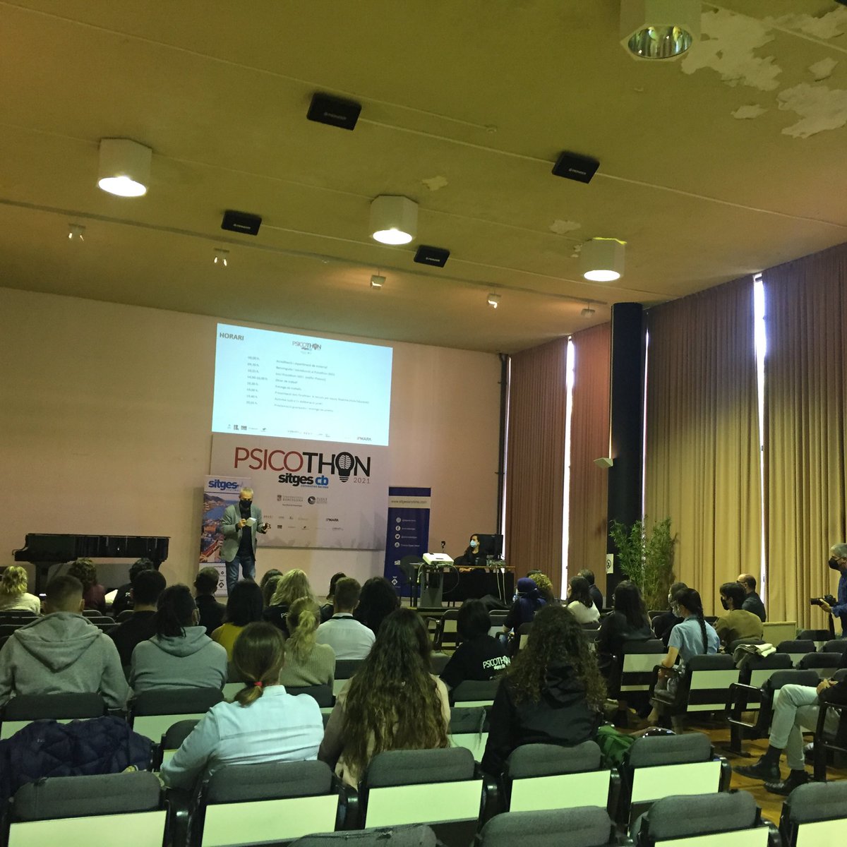 SitgesCb's tweet photo. Comença Psicothon la primera marató a escala mundial investigadora sobre la comunicació en viu i els esdeveniments i patrocinada per @SitgesCb a la @UniBarcelona @RaimondTorrents Antonio Solana Degà de la Facultat i #SitgesCB https://t.co/wzQBxLg8aq