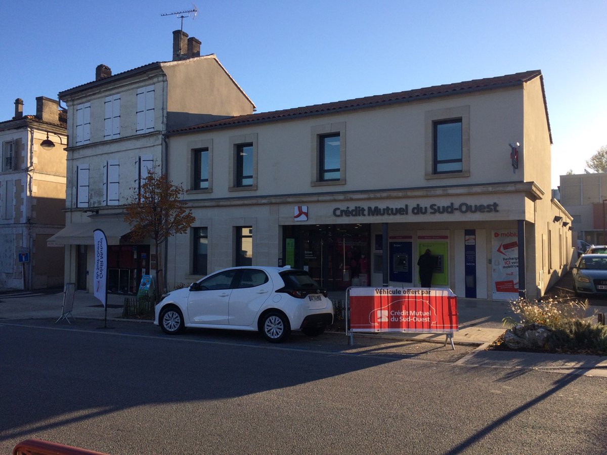 Jour J à la @CcmLaCouronne. Remise de la Toyota Yaris hybride à l'heureux sociétaire gagnant du jeu <a href="/SuravenirASSUR/">Suravenir Assurances</a>
