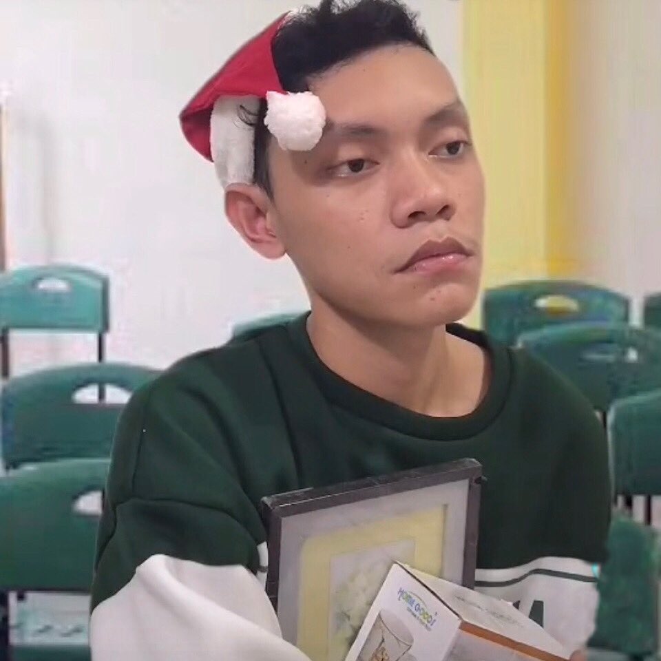 esnyrrr's tweet photo. Yung kaklase mong nakatanggap ng picture frame/mug sa christmas party: https://t.co/tFyjWnHVU6