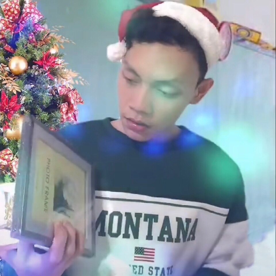 esnyrrr's tweet photo. Yung kaklase mong nakatanggap ng picture frame/mug sa christmas party: https://t.co/tFyjWnHVU6