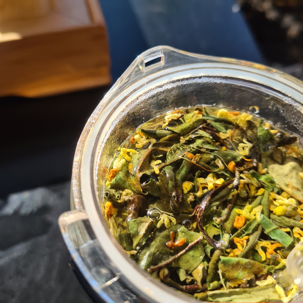 AltitudeTea's tweet image. Sprinkling some Osmanthus Flowers into our Golden Peony White Tea which not only creates a beautiful chartreuse color but the taste is also delish!