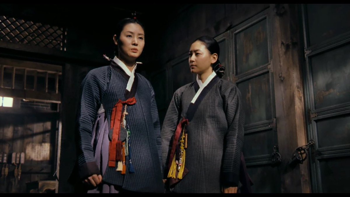 2007년 영화 <궁녀> 극 배경이 겨울인건지 궁녀/의녀들 옷이 누빔인게 특이했던 영화 사극에 잘 안나오는 궁녀의 조짐머리도 나오고 침방•수방•지...