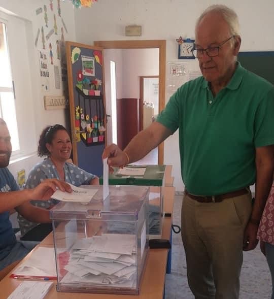 Virginiaperez11's tweet photo. Me comunican que nuestro amigo Paco González Zurita, Concejal de @PPdeSevilla en #VillamanriquedelaCondesa acaba de fallecer.
Hoy la familia del @PPdeSevilla está de luto. Mi más sentido pésame y el de la familia popular a familiares y amigos. Rogamos una oración por su alma. DEP https://t.co/MLwr0aPtce