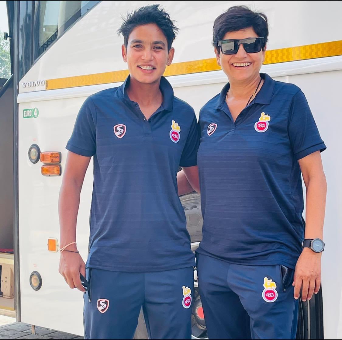 soni_yadav25's tweet photo. Travelling Day🖤

#soniyadav #delhiteam #delhigirls #travelling #dheradun #domesticsession2021_22 #ddca #arunjetlystadium #delhirocks🖤🖤 https://t.co/HBStPwfgdp