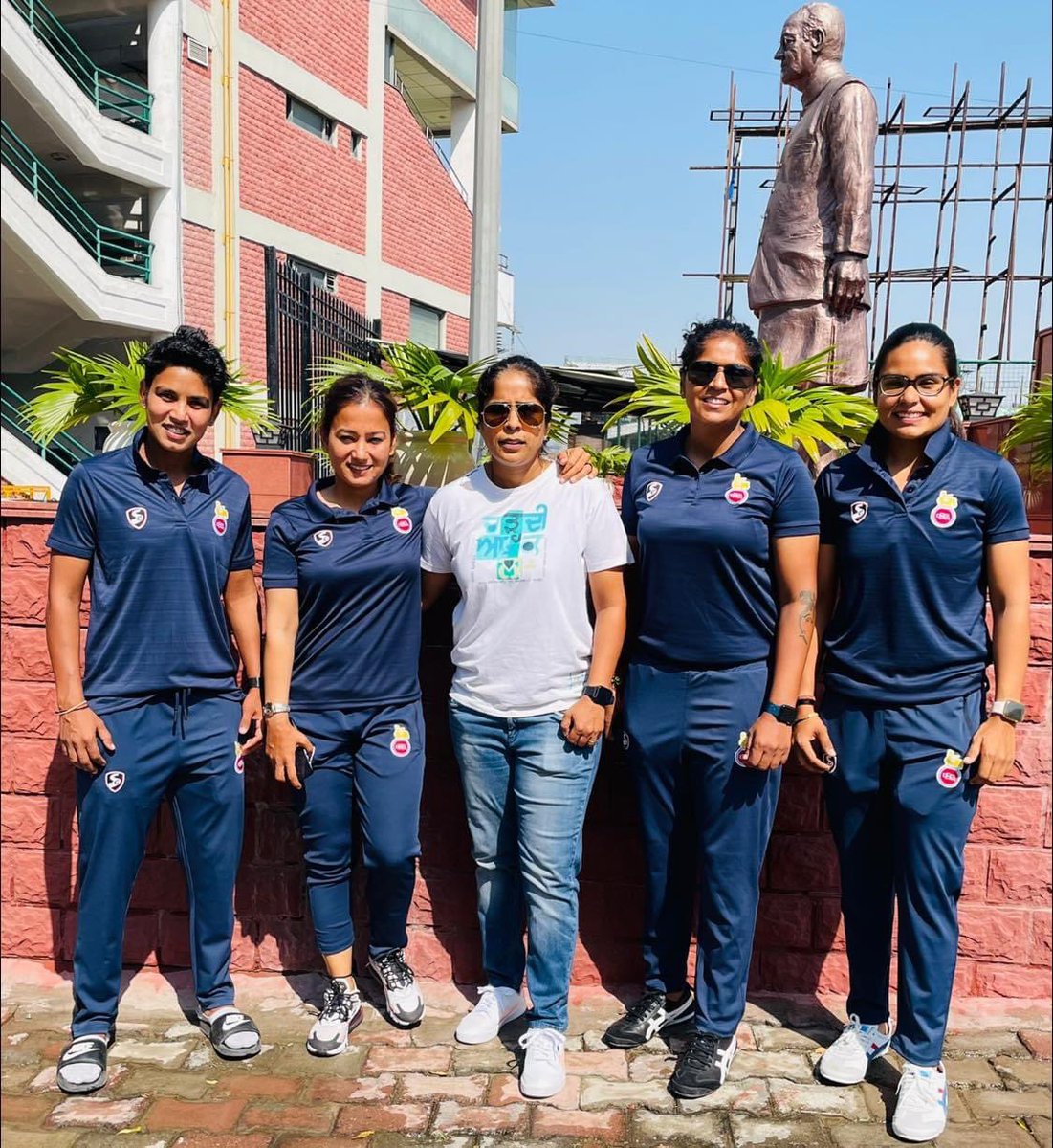 soni_yadav25's tweet photo. Travelling Day🖤

#soniyadav #delhiteam #delhigirls #travelling #dheradun #domesticsession2021_22 #ddca #arunjetlystadium #delhirocks🖤🖤 https://t.co/HBStPwfgdp