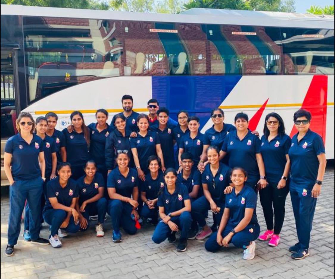 soni_yadav25's tweet photo. Travelling Day🖤

#soniyadav #delhiteam #delhigirls #travelling #dheradun #domesticsession2021_22 #ddca #arunjetlystadium #delhirocks🖤🖤 https://t.co/HBStPwfgdp