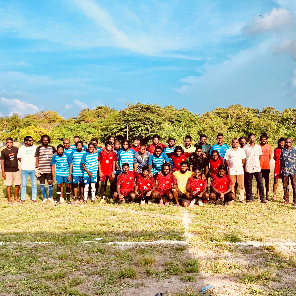 kanditheemuc01's tweet photo. ޒުވާނުންގެ  ދުވަސް  2021
ޒުވާނުންގެ  ބައިވެރިވުން  -  ޤައުމުގެ  ކުރިއެރުން

ޒުވާނުންގެ  ދުވަހާއިގުޅިގެން  ކުރިޔަށް  ގެންދެވުނު  ކުޅިވަރު  ހަރަކާތް.
ޒުވާނުންގެ  ފުޓްބޯޅަ  މެޗް
ޒުވާނުންގެ  ހޭންޑްބޯލް  މުބާރާތް

ހުރިހާ  ފަރާތްތަކަށް  ޝުުކުރު  ދަންނަވަން.
@MoYSCEmv @lgaMaldives https://t.co/7oeGjdUVng