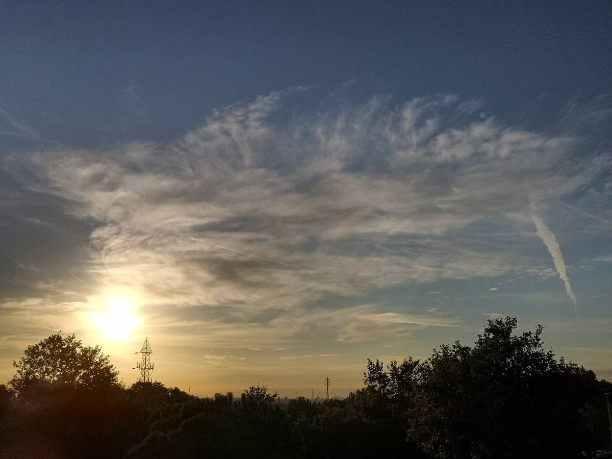 meteoecovisual's tweet photo. #Cirros #fibratus, #espisatus y #altocúmulos #flocus   desde #SantBoi
#santboidellobregat 
#BaixLlobregat
#meteocat
#meteofoto #meteofotos
#Cielos #nube #nubes #meteo #meteorología 
#observadormeteorologico https://t.co/t1h0Z1icEH