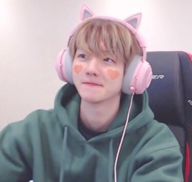 hyuneeloveya's tweet photo. 사랑하는 백현시💚 https://t.co/h1IyKlz9ih