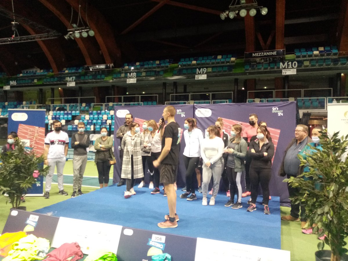 corentinevaill2's tweet photo. [#DuStadeVersLemploi] 3eme édition à @ArenaLievin. Rencontre autour du 🏃‍♂️ entre détenteurs de #competences et capteurs de #talents ! Après 2h de rires, de cris d'encouragement, de beaux moments de partage = levée de l'anonymat des recruteurs.
 #RecruterAutrement, ça marche ! https://t.co/3RXupDPHTX