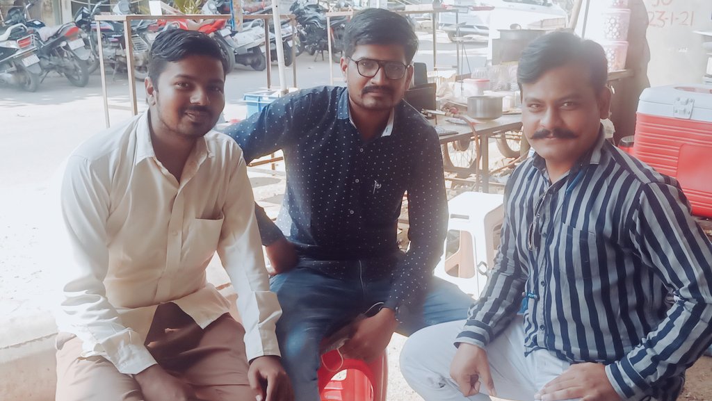 kamleshsolankee's tweet photo. મારા આંદોલન મિત્રો અને મારા ભાઈઓ સમાન @Tusharpatel1092 અને @umeshkumar27296  સાથે ઘણા સમય એ દિલ થી મુલાકાત. 

🟠 મજબૂત 🟠

#ચલો_ગાંધીનગર 
@Suresh_Protest 
@rohitkumarmali https://t.co/aTMUKkIXna