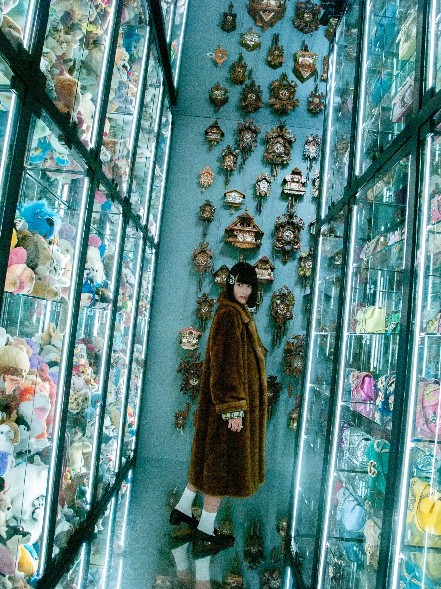 fashionsnap's tweet photo. アレッサンドロ・ミケーレのクリエイションの魅力とは？現在天王洲で開催中のエキシビション「グッチ ガーデンアーキタイプ」で橋本愛が体感する「GUCCI」の世界。スペシャルシューティングとインタビューを公開中。
https://t.co/stIxZOu6WF https://t.co/RAINHPJx4H