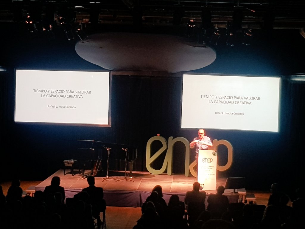 Continuamos con #RafaelLamata y su ponencia "Espacios y tiempo para valorar la capacidad creativa "en la que tratará de ponernos de acuerdo con lo que puede ser la #creatividad ¡Esa palabra manida! #ENAP21
