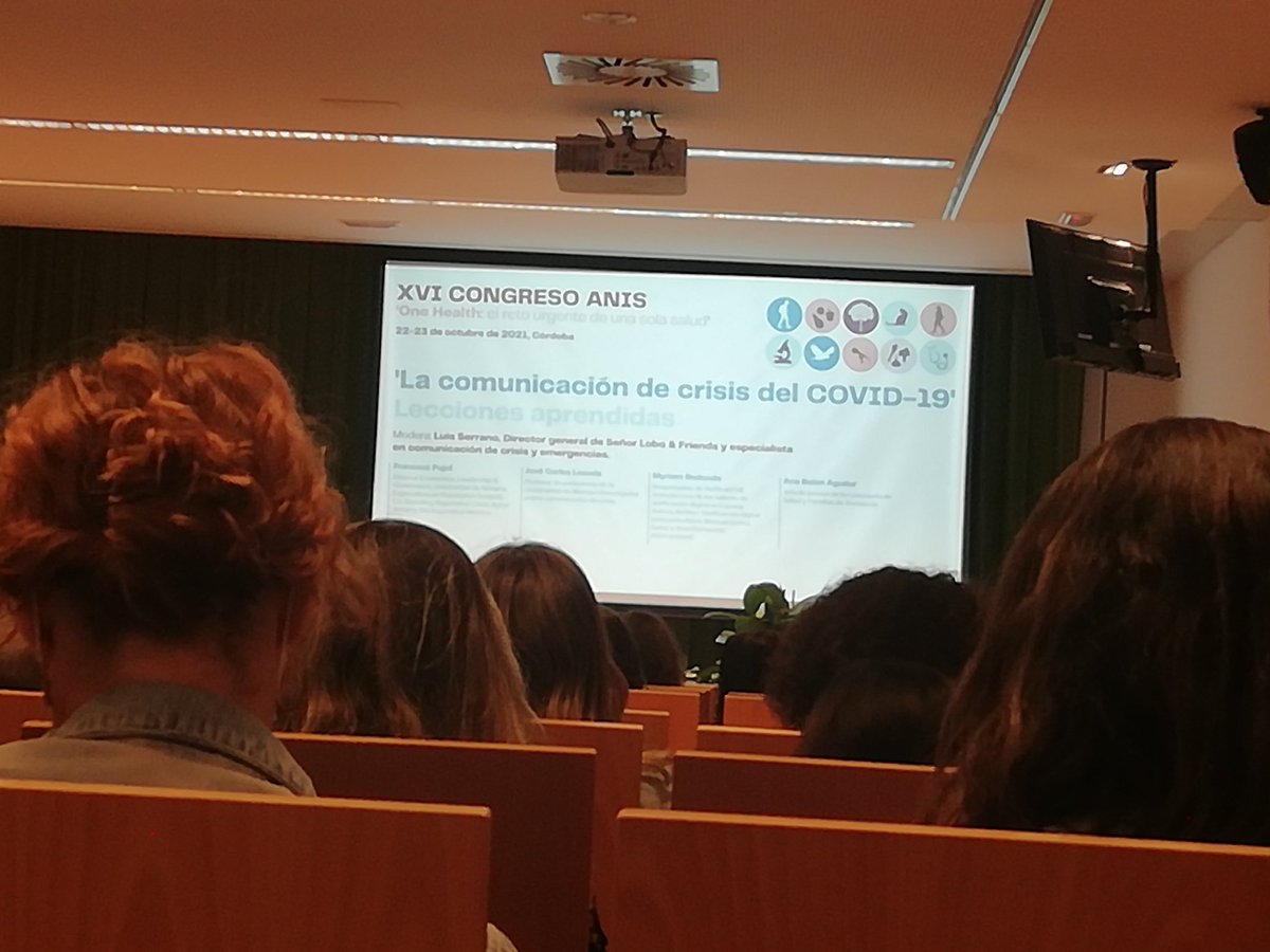 jhernandezbox72's tweet photo. Emotivo aplauso a la intervención de Anabel Aguilar, jefa de prensa de @saludand, defendiendo la labor de los gabinetes de comunicación de los hospitales en la pandemia durante la mesa "La comunicación de crisis del #Covid_19". #ANIS21 https://t.co/uNbrrGvCk1
