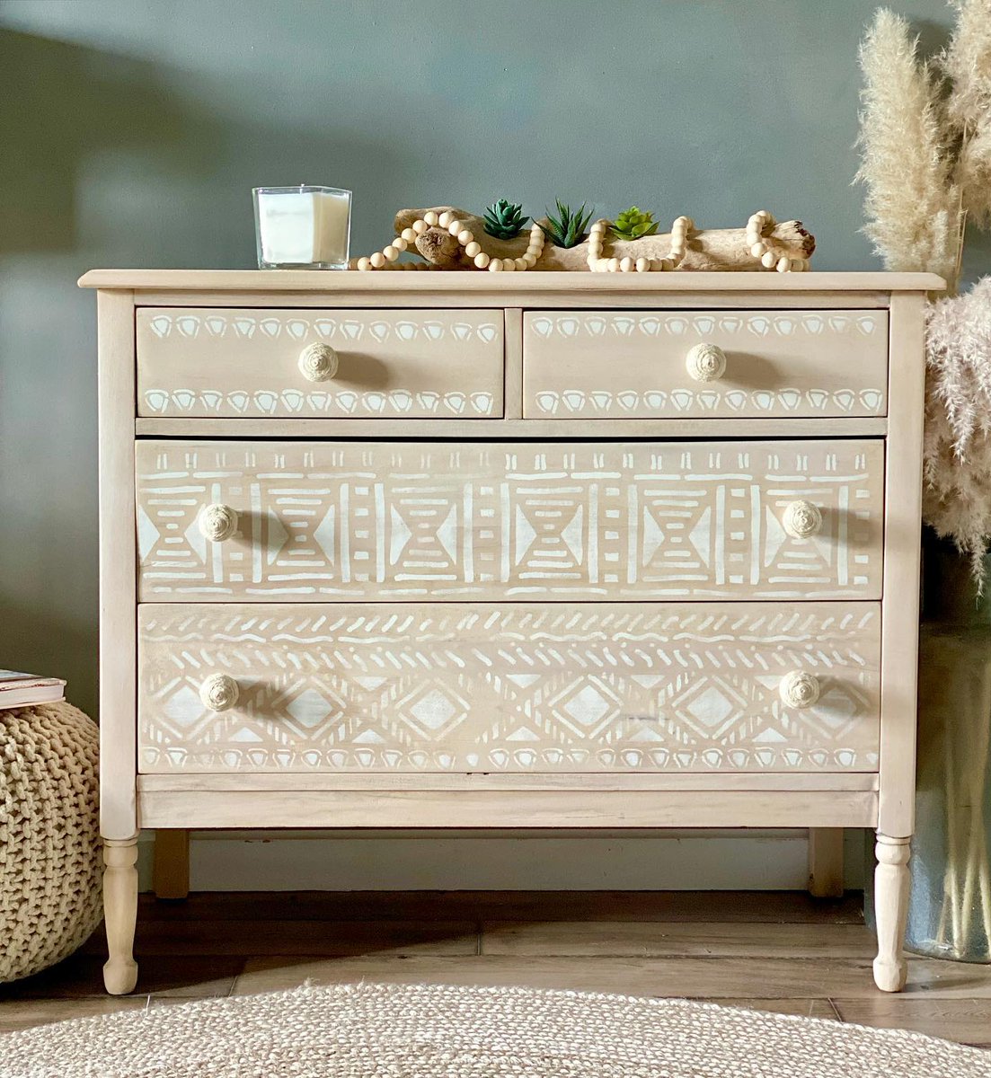 chalkpaint's tweet image. IG: 📸 @thereclaimedheirloom - different to Christina's usual style, we love the California cool of this chest of drawers transformed with Chalk Paint® in Old White and Old Ochre. 

#AnnieSloanChalkPaint #OldOchre #OldWhite #StencilledFurniture #ChalkPaint #Upcycling