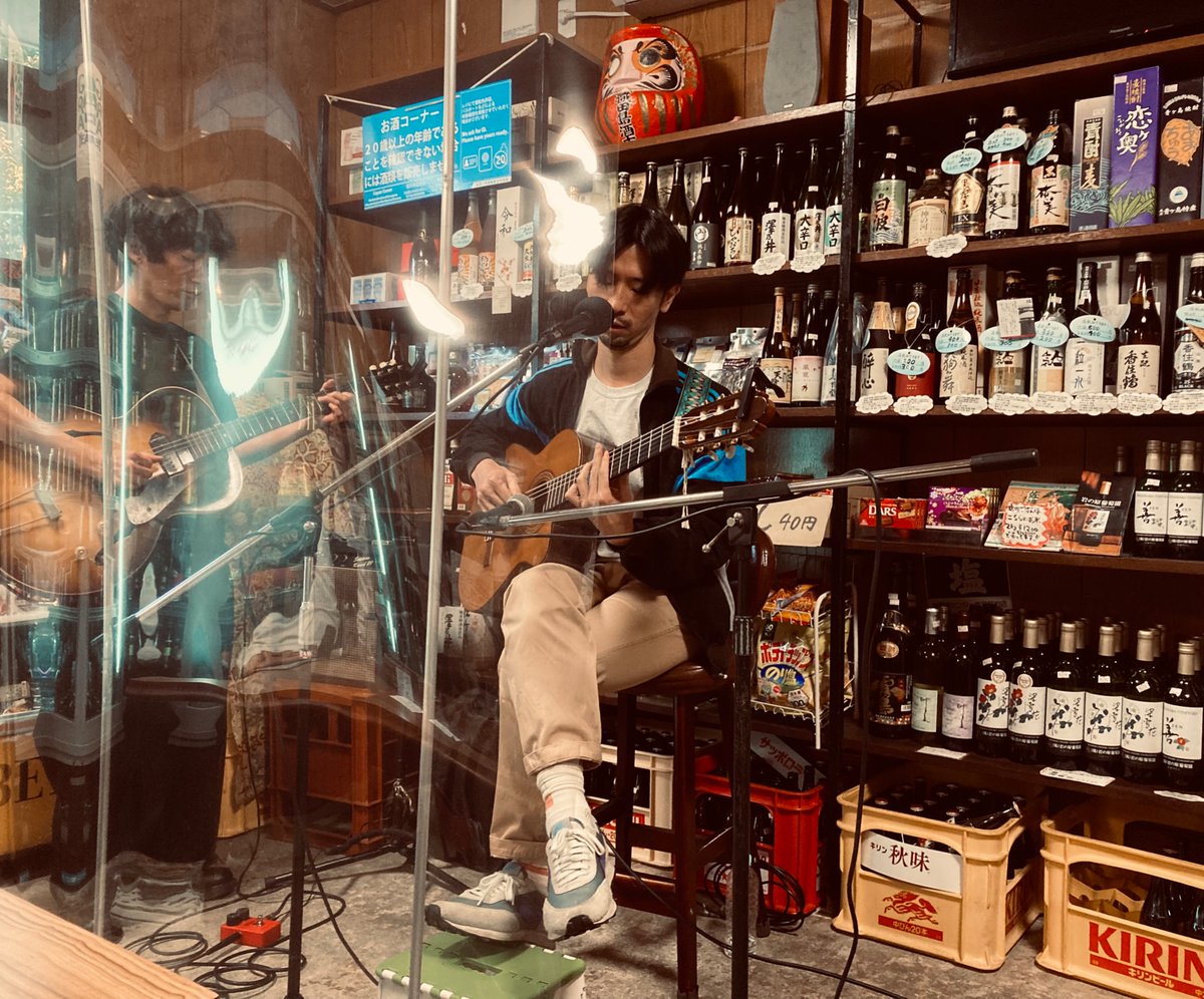 TROPICAL1978's tweet photo. 北里彰久・潮田雄一による「闇歩」@織田島酒店。社会的距離下の環境ゆえか、より染みる音と言葉を酩酊しつつ堪能。「不安が君のこと 大人にする 密やかに」という言葉に繰り返し心掴まれる。北里彰久の革命はGOES ON！ https://t.co/JwSJUkuBdT