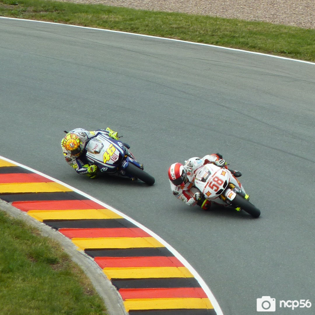 ncp56's tweet photo. Heute vor zehn Jahren starb Marco Simoncelli viel zu früh in Sepang.
2010 hatte ich das Glück, meine beiden Helden gemeinsam am Sachsenring zu fotografieren. Das Bild ziert noch immer den Hintergrund meines Handys.

Ciao Marco, ich vermisse dich jeden Tag.
#MarcoSimoncelli https://t.co/zC34ZvtM8z