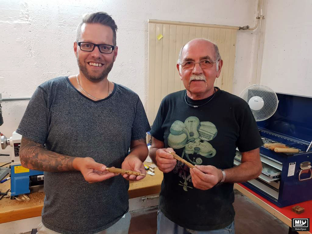 MIYMakerSpace's tweet photo. Voici le résultat étonnant ! Les stylos ont l'air si professionnels. C'est vraiment génial, non ? #CNC #FabLab #Pen #Woodwork #DIY #MIY #MakerSpace #Fribourg #milling #penmaking https://t.co/PBOa1NhbZJ